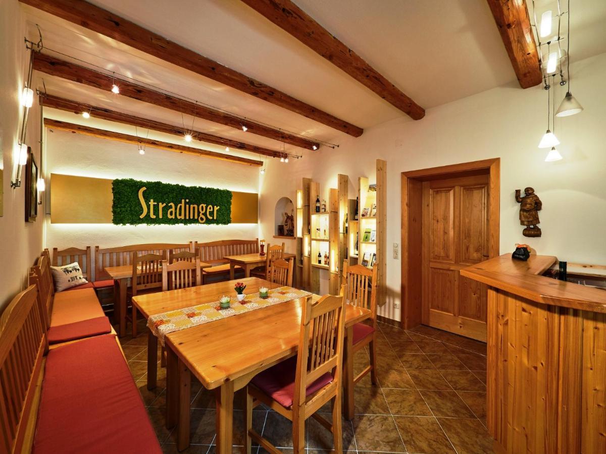 Asbacher Klosterkeller Stratzing Buitenkant foto